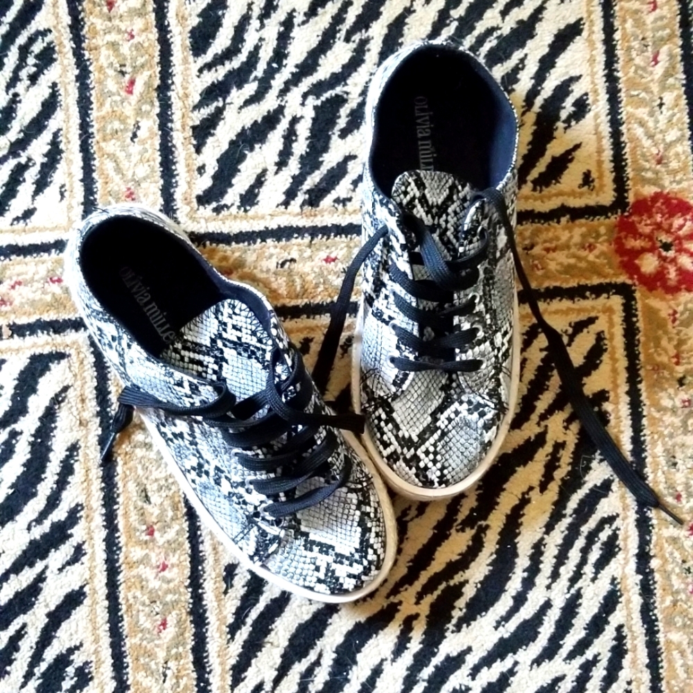 FINAL PRICE DROP Olivia Miller faux snakeskin shoes